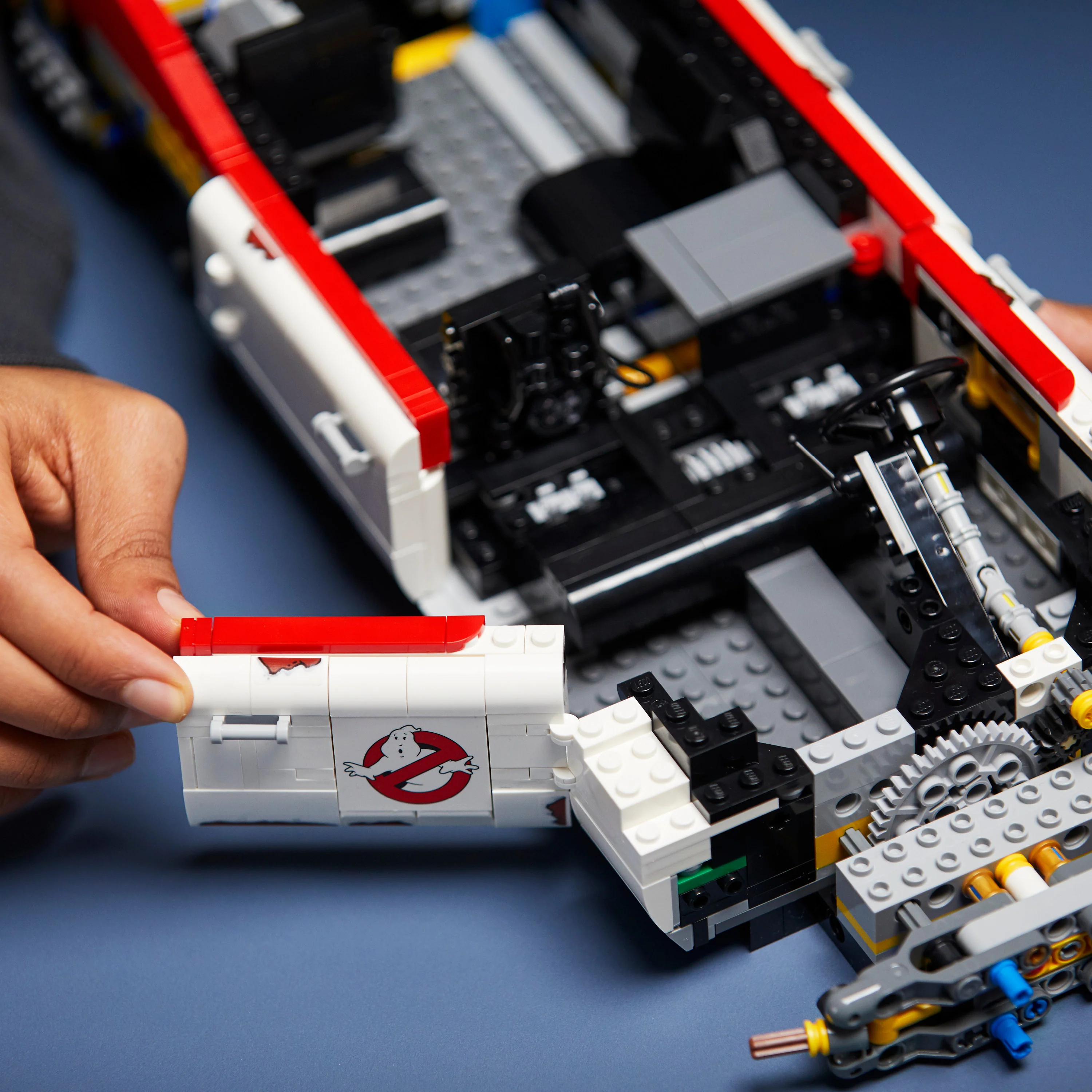 LEGO® Creator Expert Ghostbusters™ ECTO-1 - Image 7