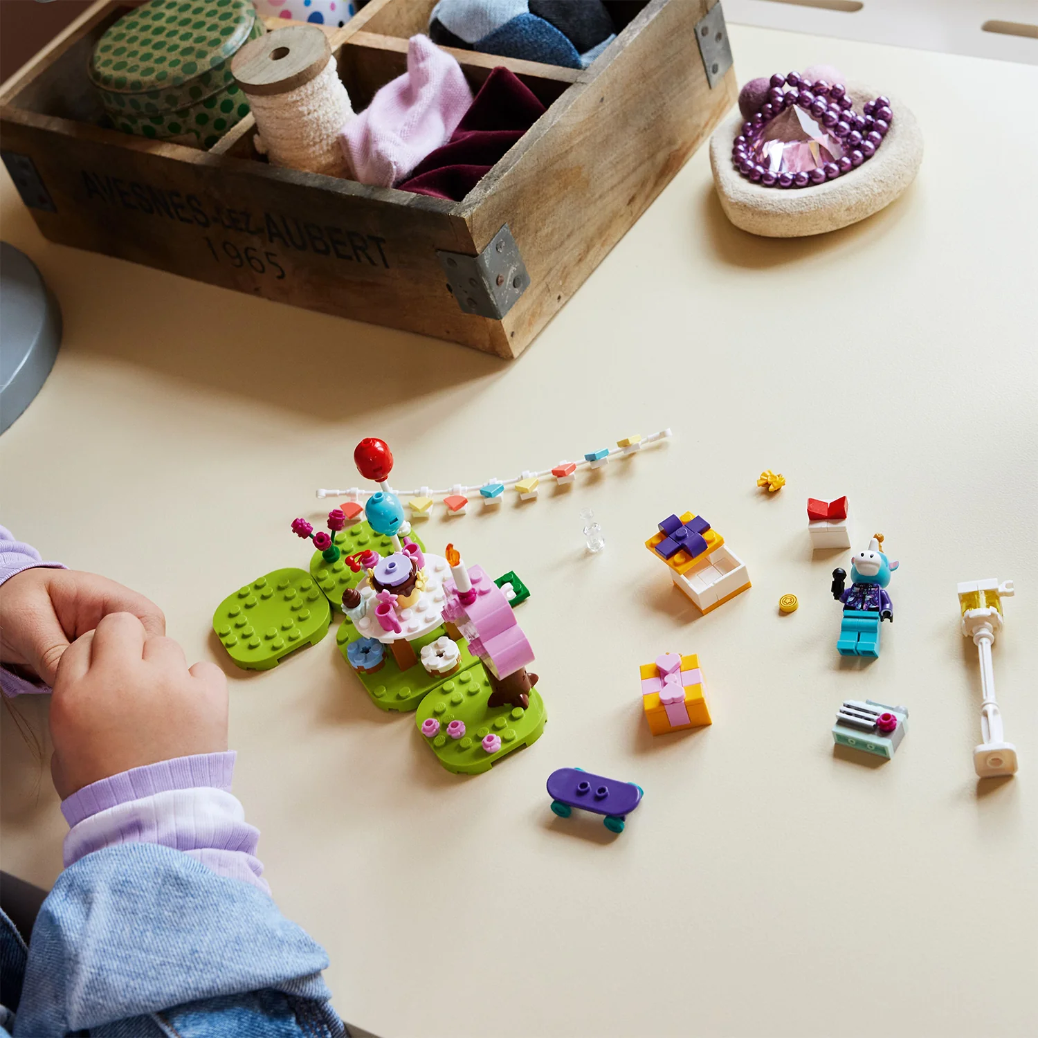 LEGO® Animal Crossing™ Julian’s Birthday Party - Image 4
