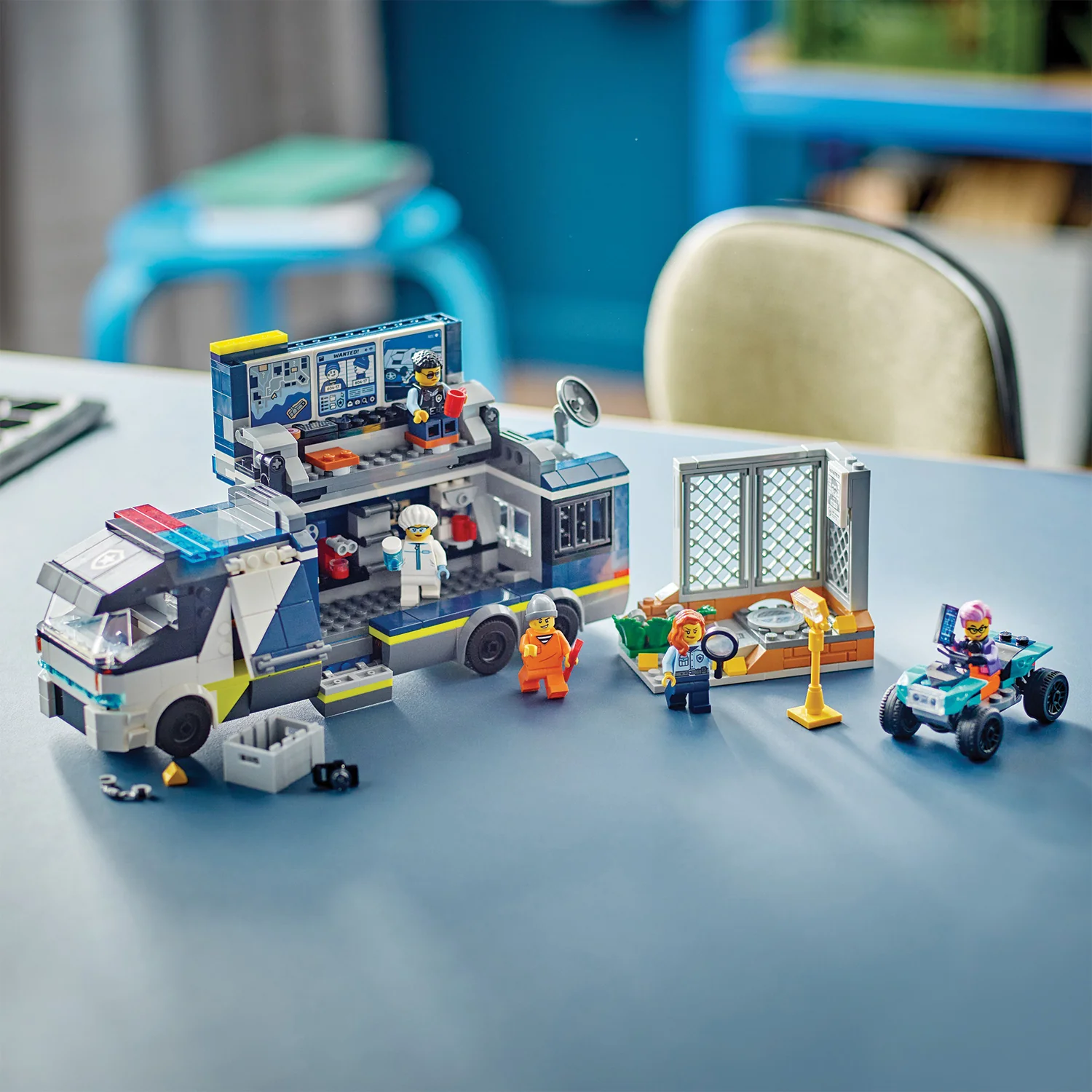 LEGO® City Police Mobile Crime Lab Truck - Image 5