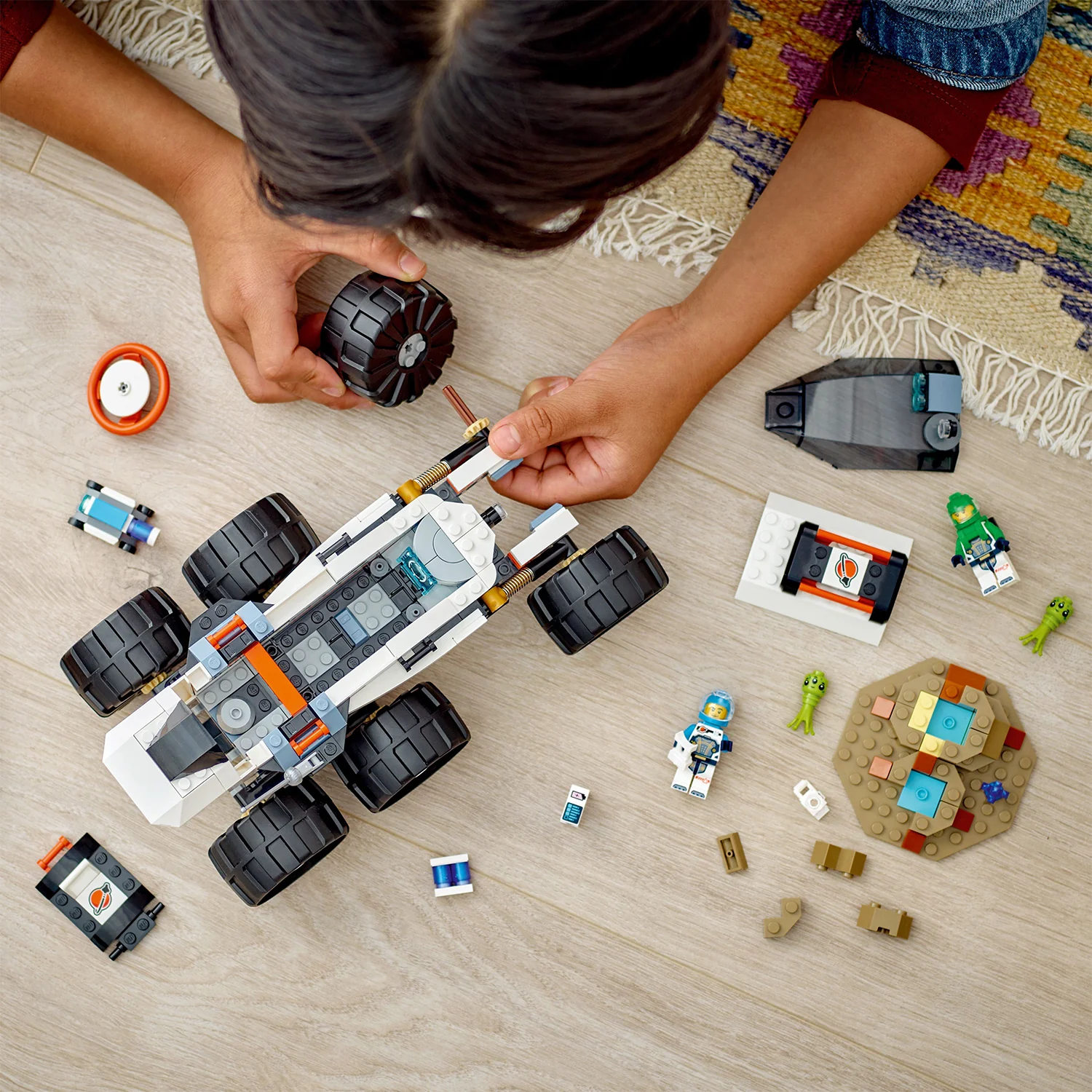 LEGO® City Space Explorer Rover and Alien Life - Image 3