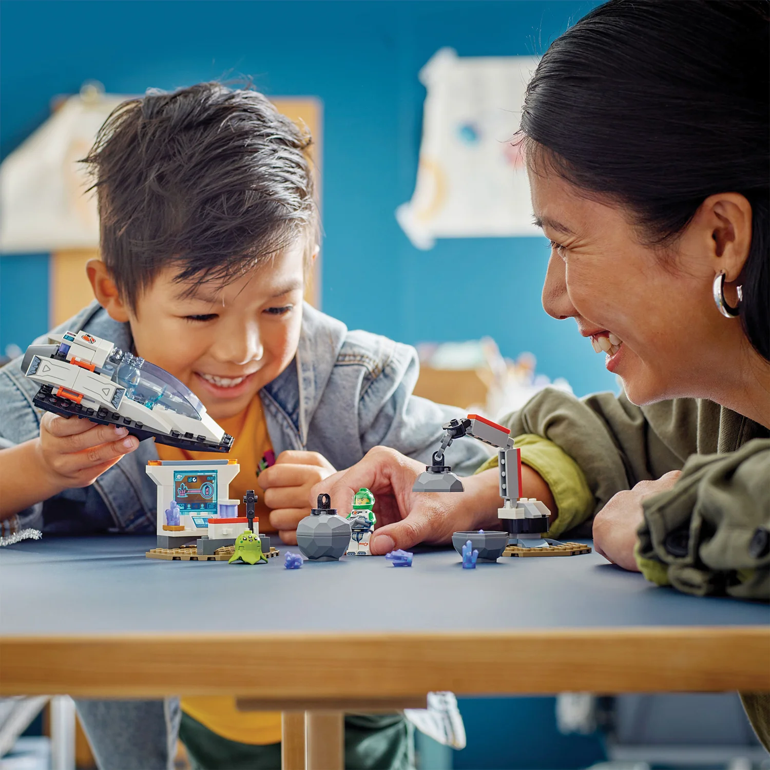 LEGO® City Spaceship and Asteroid Discovery - Image 4