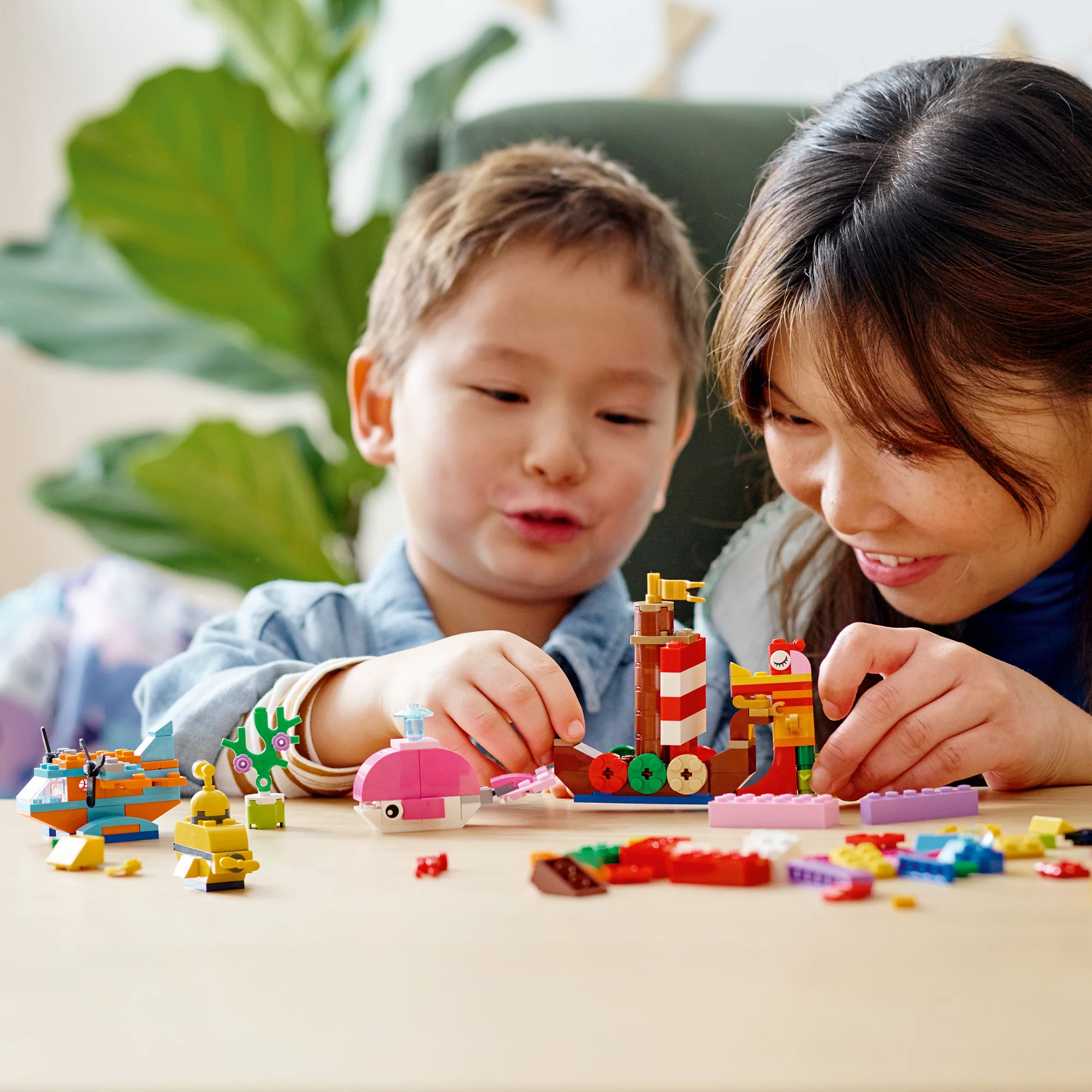 LEGO® Classic Creative Ocean Fun - Image 3