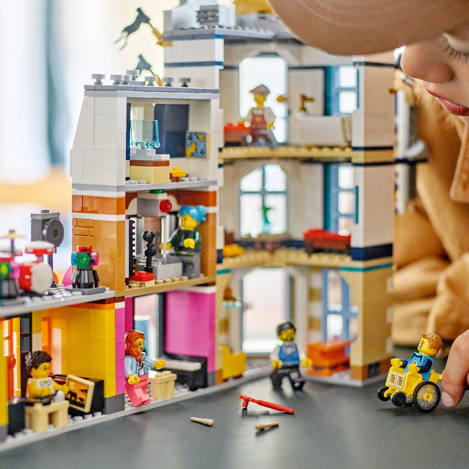 LEGOĀ® Creator 3-in-1 Main Street - Image 8