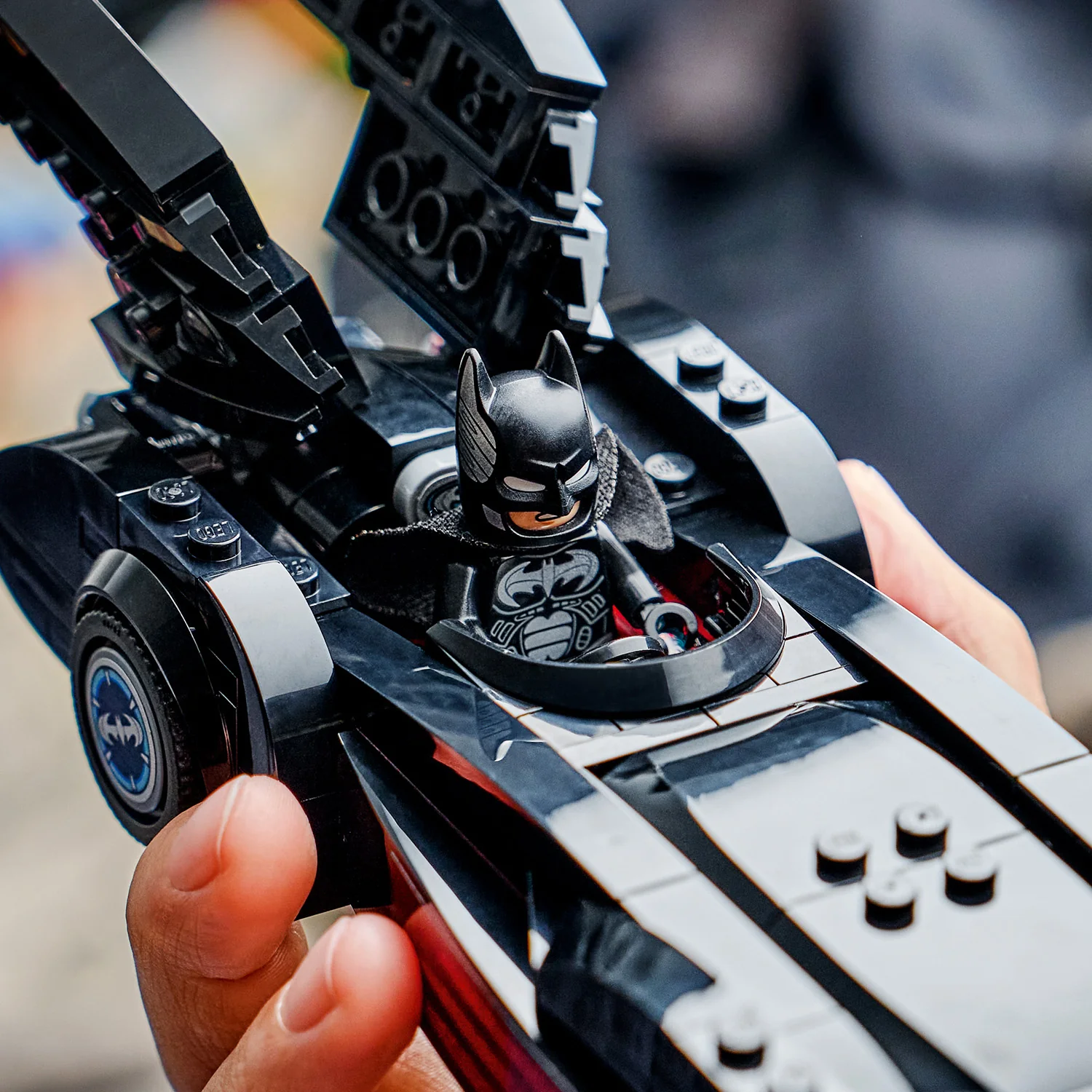 LEGOĀ® DC Batmanā¢: Batman & Robin⢠Batmobile⢠- Image 7