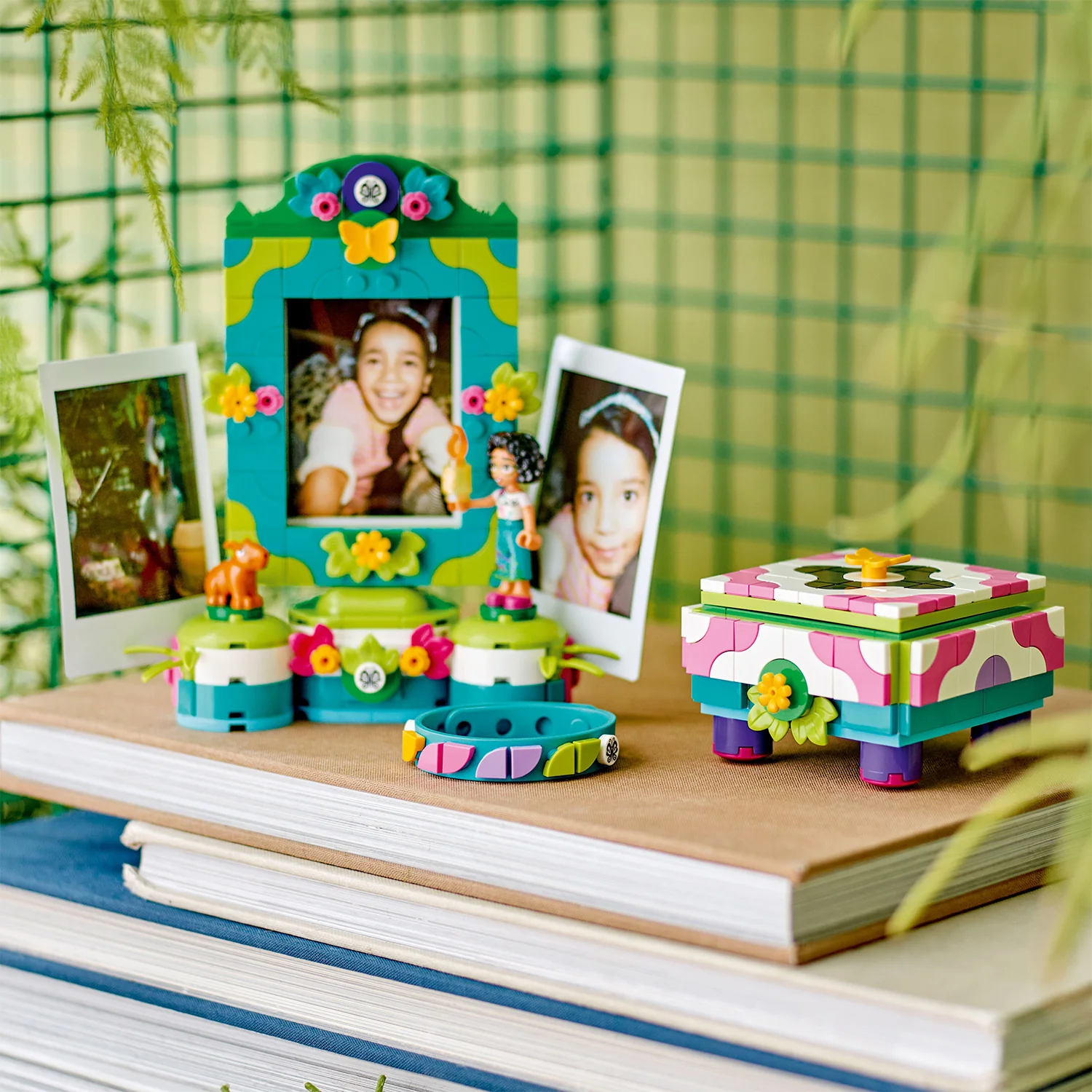 LEGO® Disney™ Mirabel's Photo Frame and Jewelry Box - Image 5