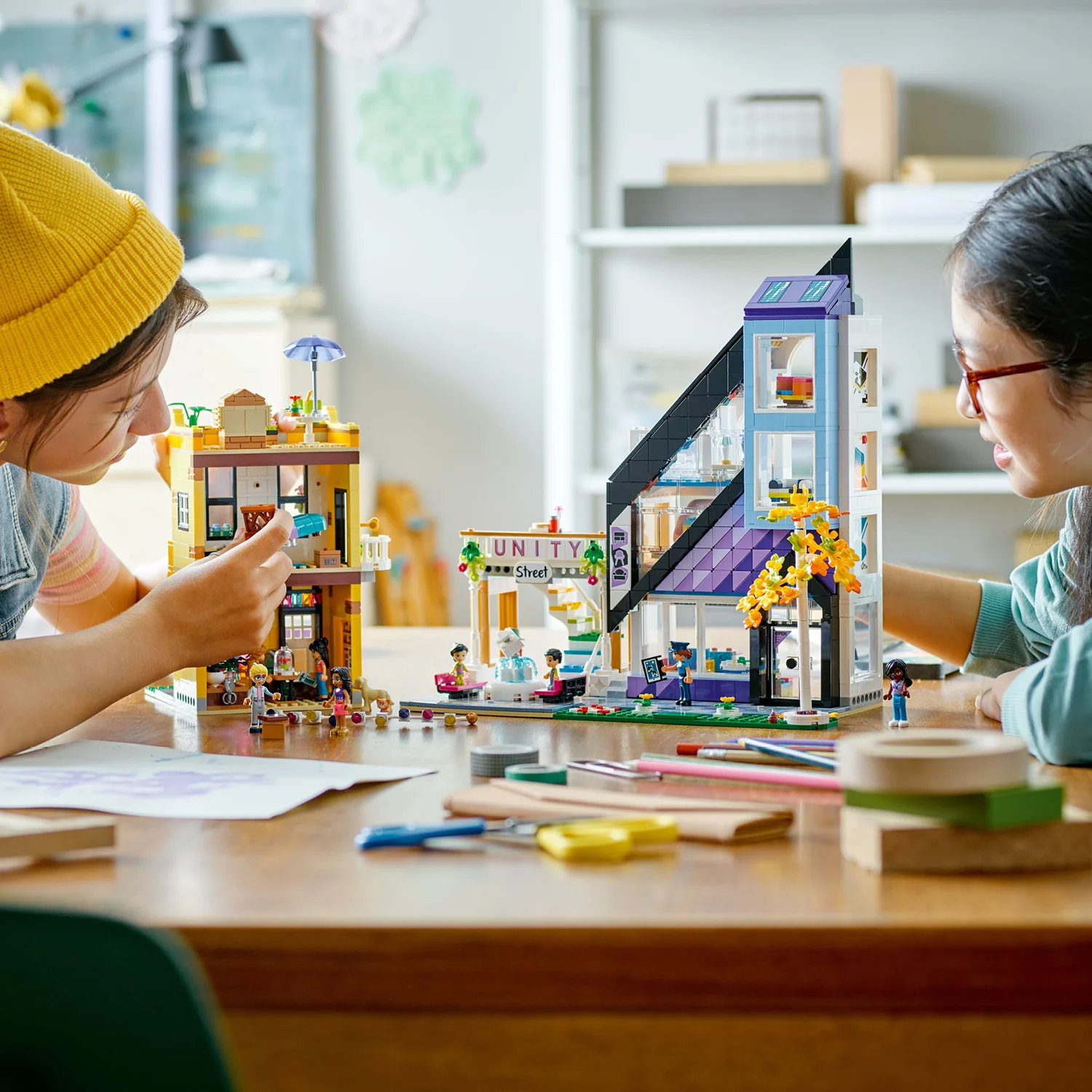 LEGO® Friends™ Downtown Flower and Design Stores - Image 4