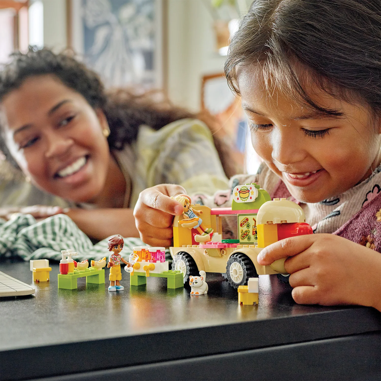 LEGO® Friends™ Hot Dog Food Truck - Image 4