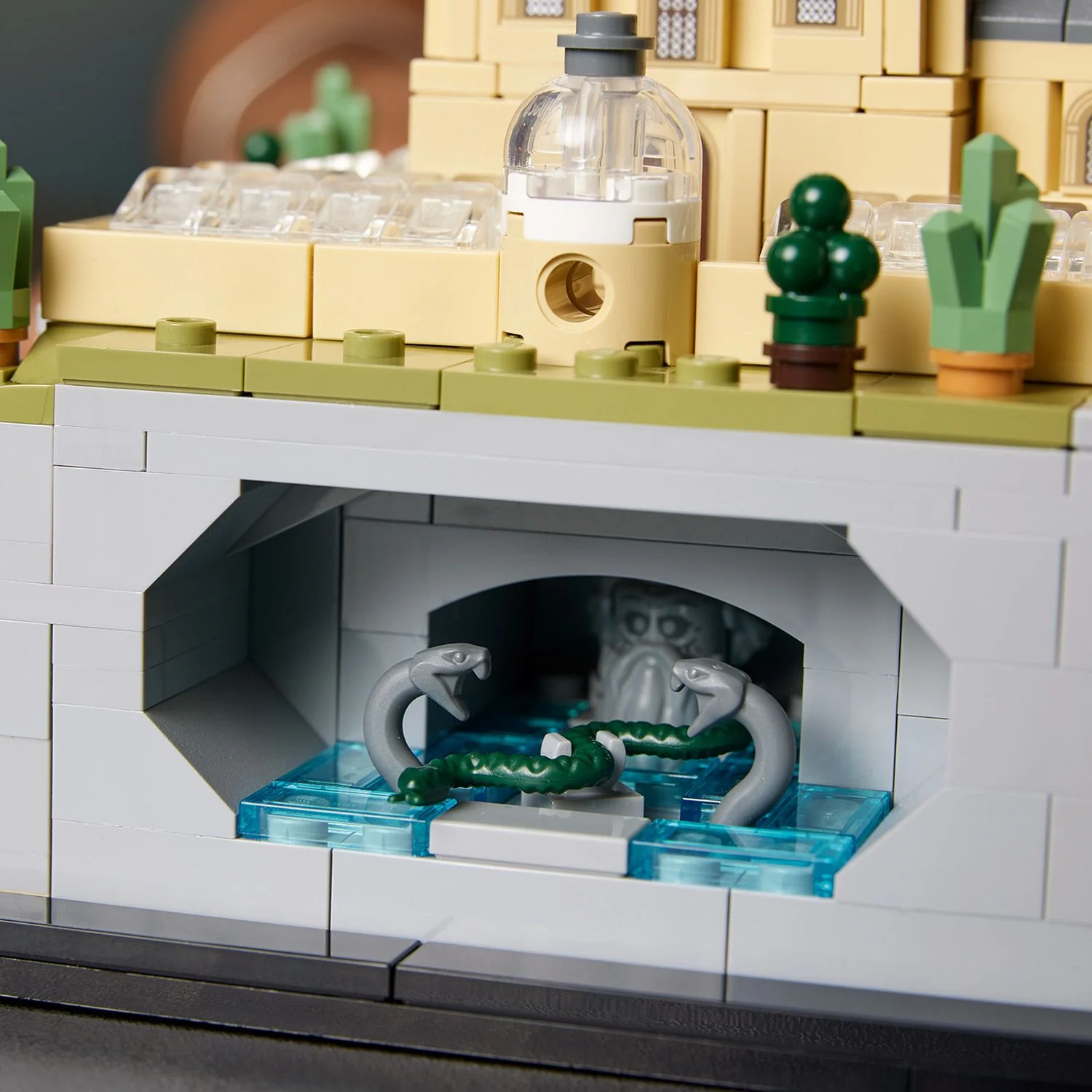 LEGO® Harry Potter™ Hogwarts™ Castle & Grounds - Image 10