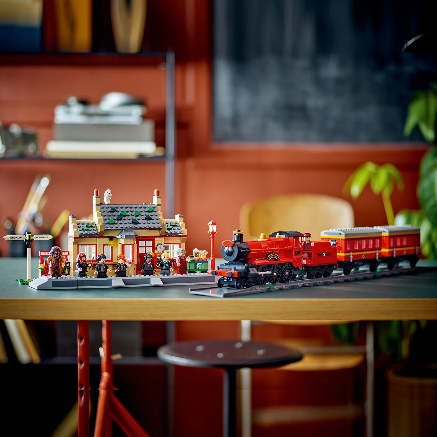 LEGO® Harry Potter™ Hogwarts Express™ & Hogsmeade™ Station - Image 3