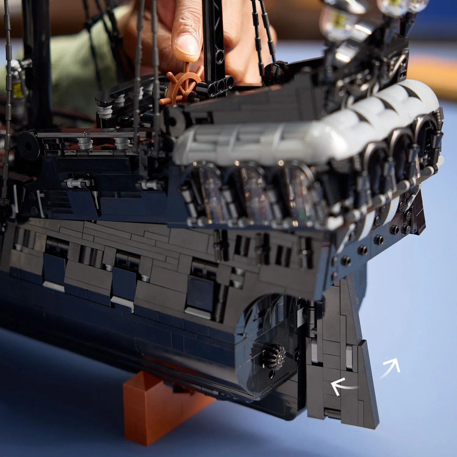 LEGO® ICONS™ Captain Jack Sparrow’s Pirate Ship - Image 10