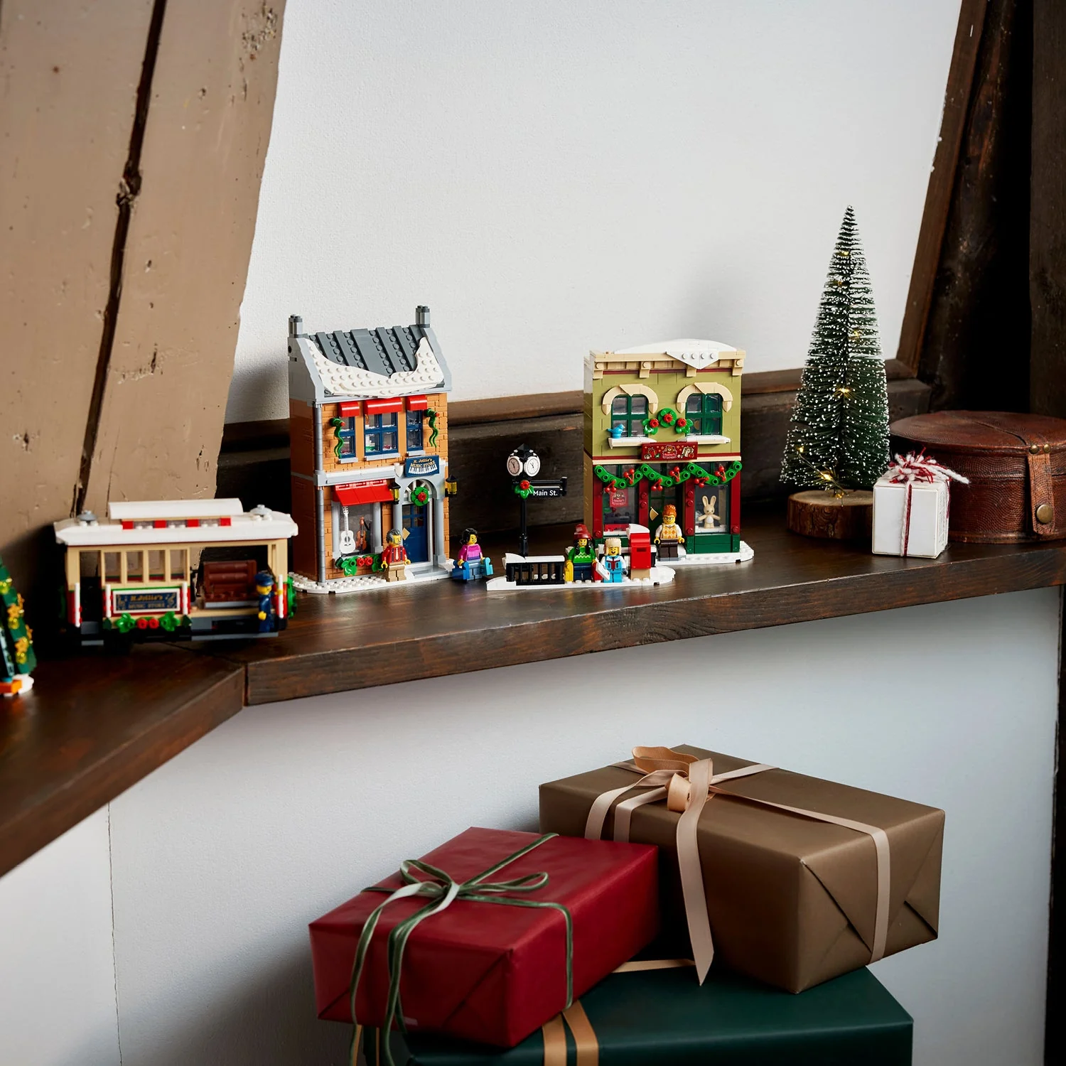 LEGO® ICONS™ Holiday Main Street - Image 5