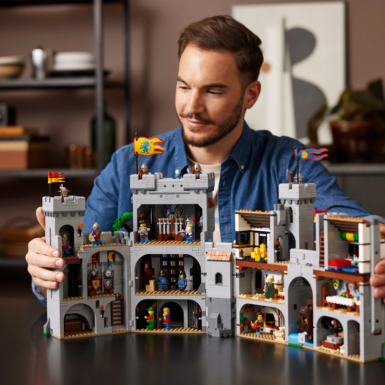 LEGO® ICONS™ Lion Knights' Castle - Image 7