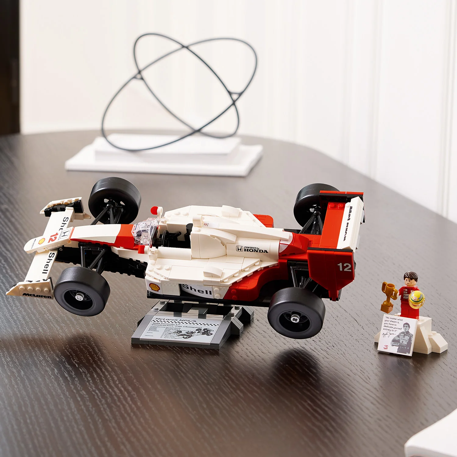 LEGO® ICONS™ McLaren MP4/4 & Ayrton Senna - Image 9