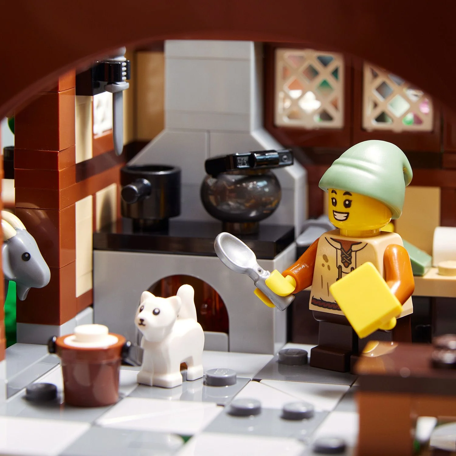 LEGO® ICONS™ Medieval Town Square - Image 9