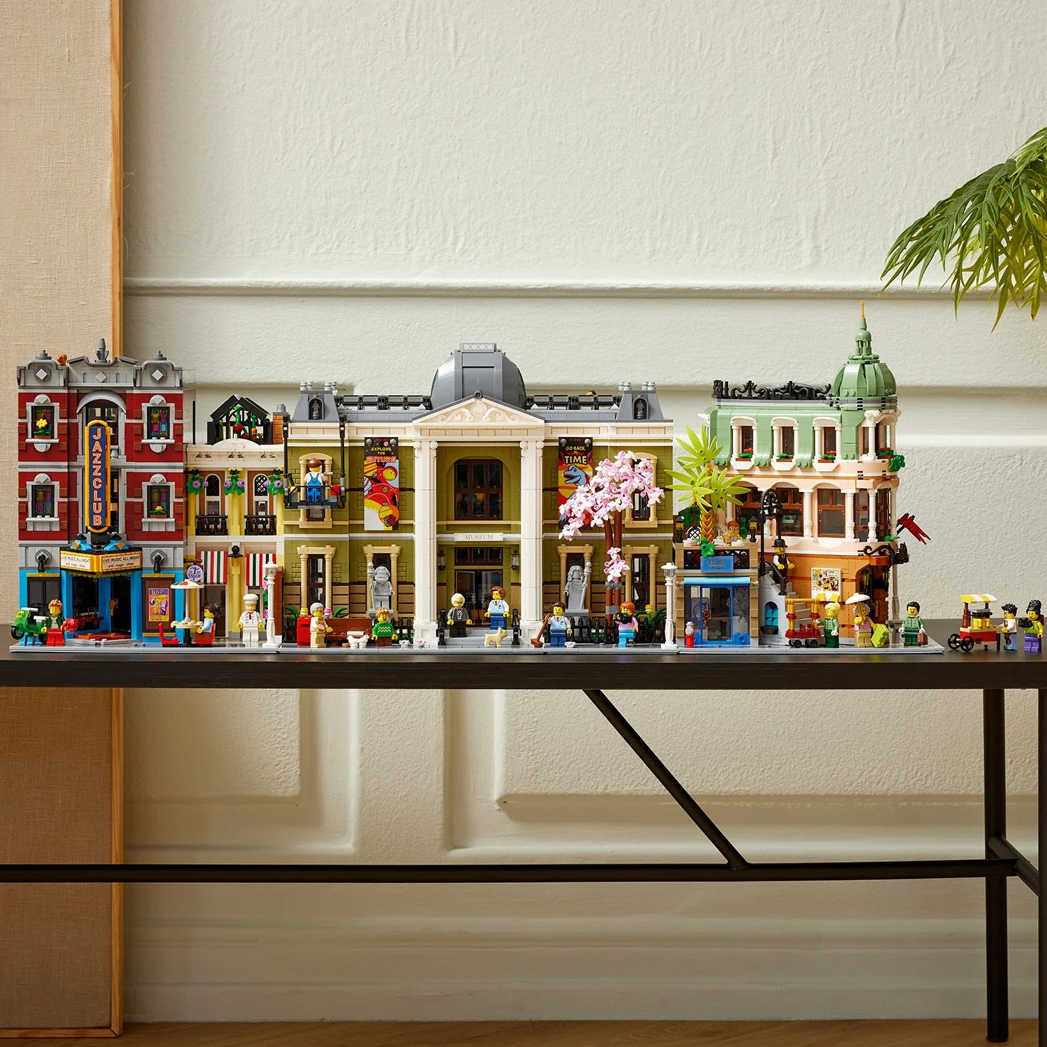 LEGO® ICONS™ Natural History Museum - Image 12