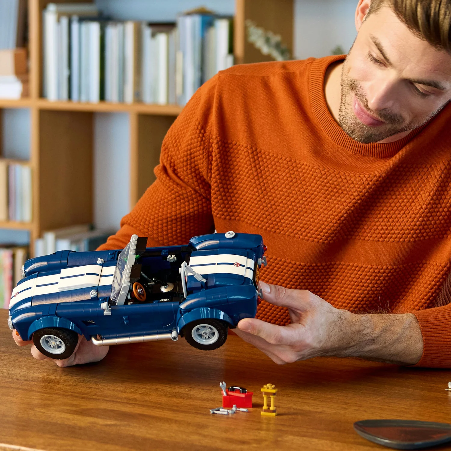 LEGO® ICONS™ Shelby Cobra 427 S/C - Image 5