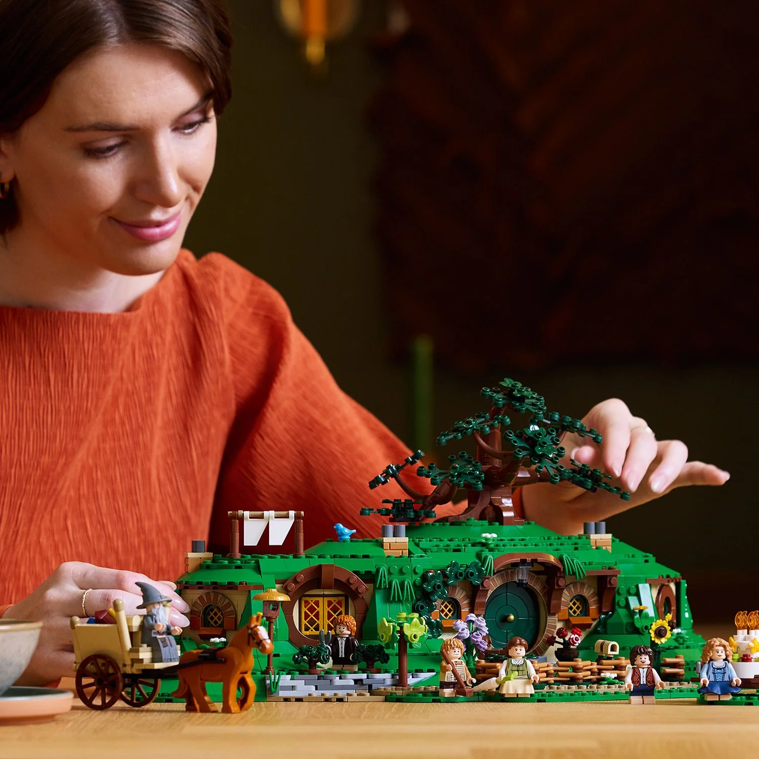 LEGO® ICONS™ The Lord of the Rings: The Shire™ - Image 6