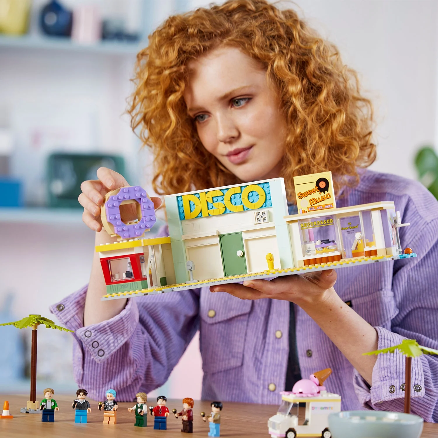 LEGO® Ideas BTS Dynamite - Image 5