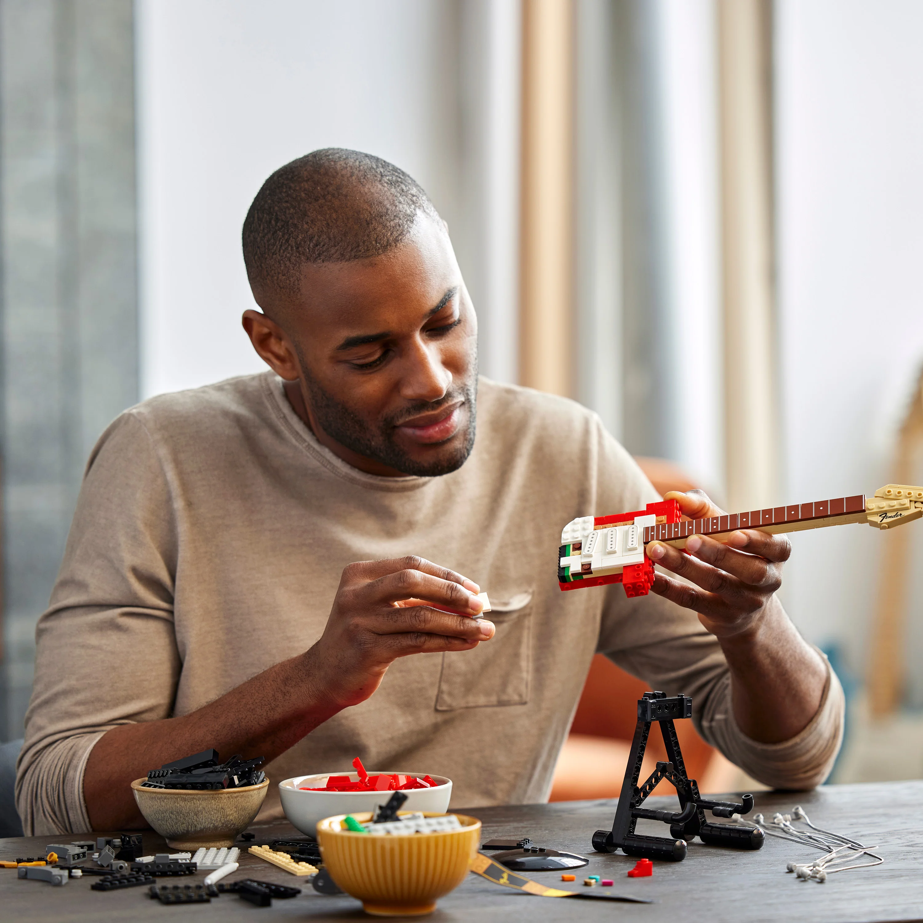 LEGO® Ideas Fender® Stratocaster™ - Image 14