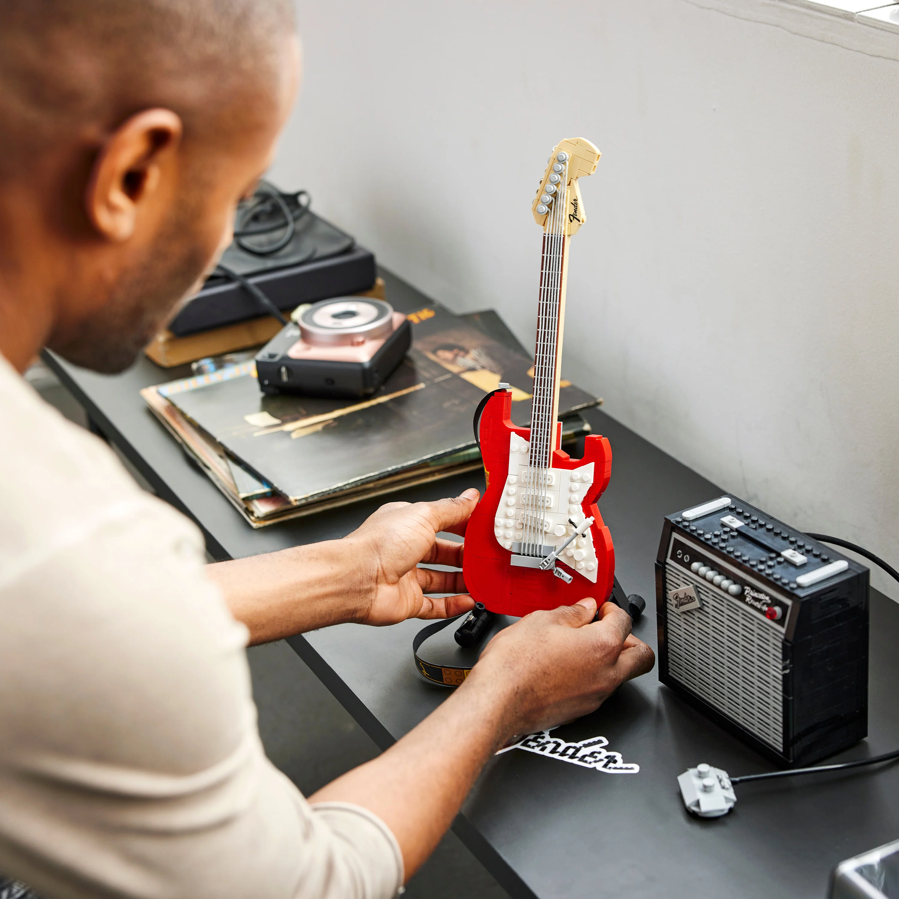 LEGO® Ideas Fender® Stratocaster™ - Image 16