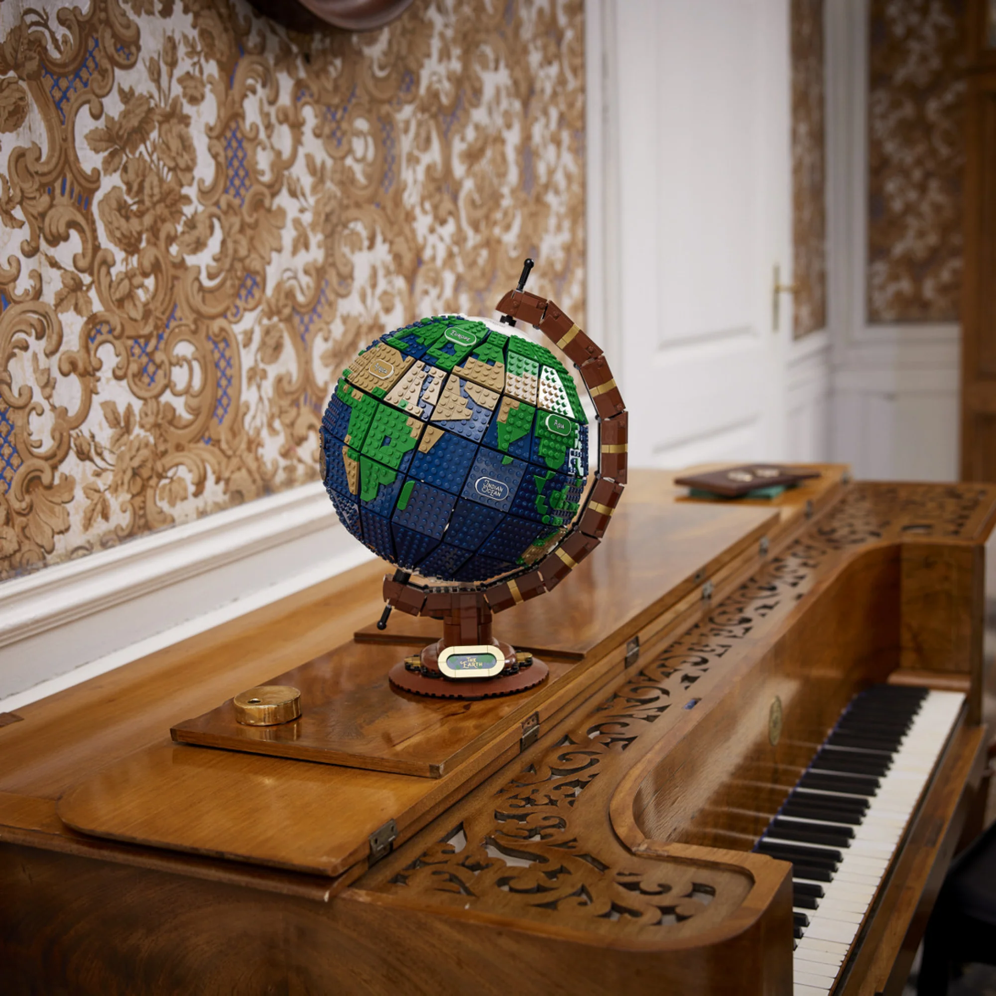 LEGO® Ideas The Globe - Image 12