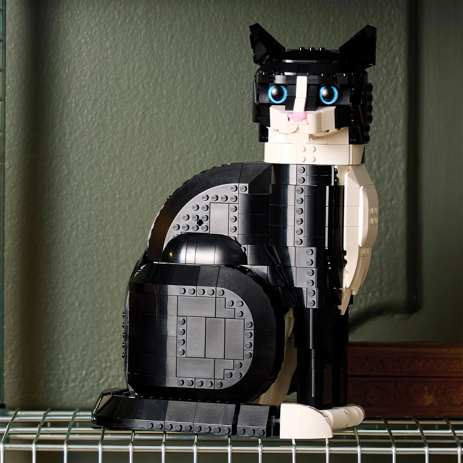 LEGO® Ideas Tuxedo Cat - Image 5
