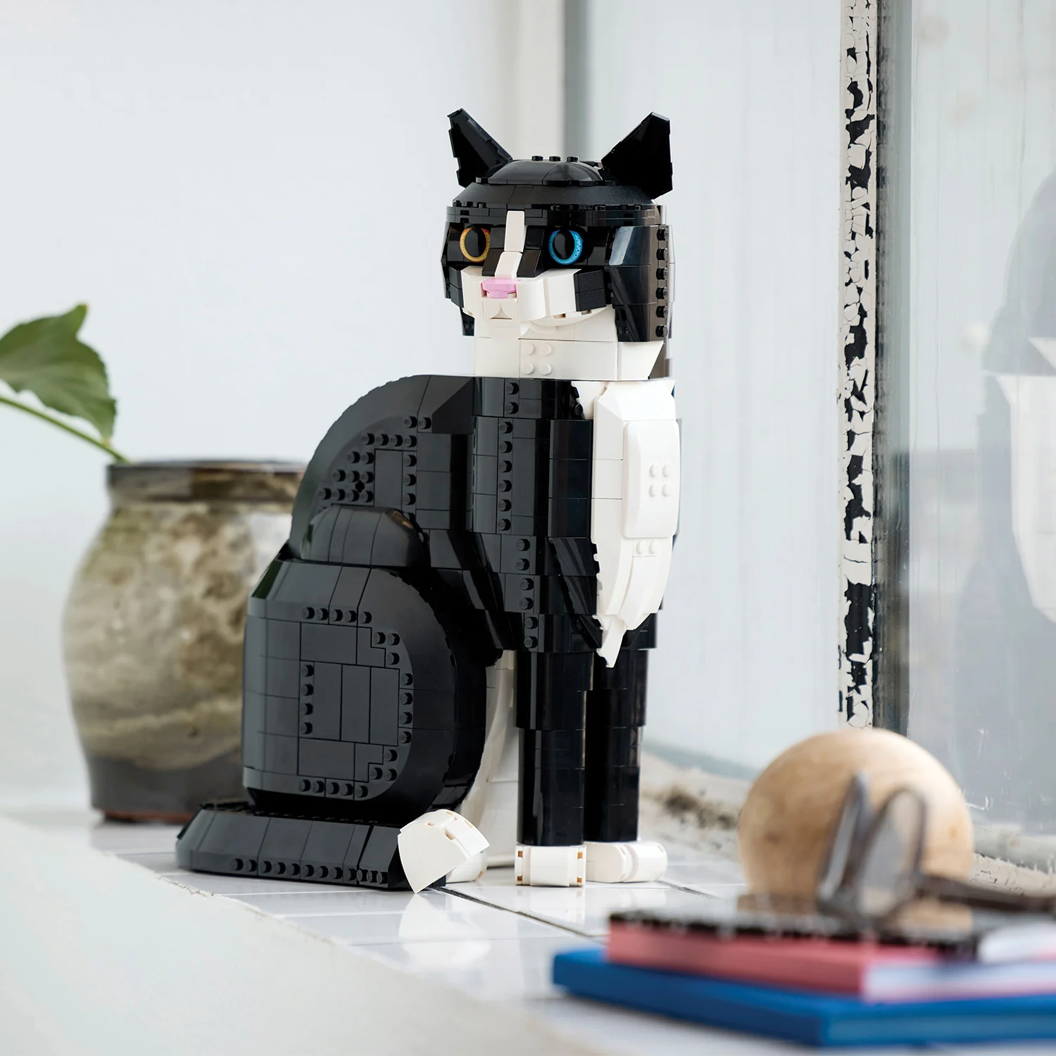 LEGO® Ideas Tuxedo Cat - Image 9