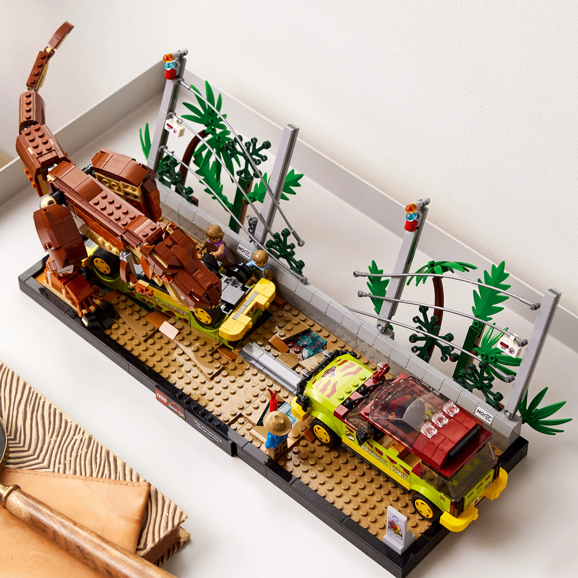LEGO® Jurassic Park T. rex Breakout - Image 7