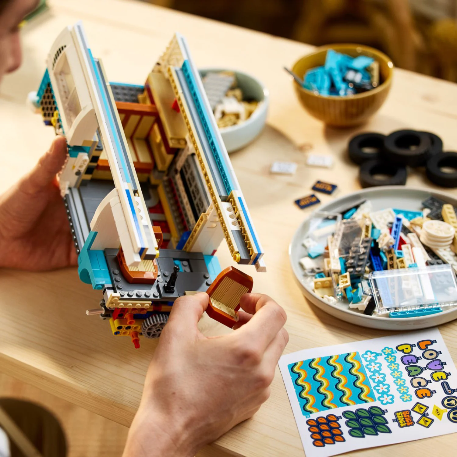LEGO® Creator Expert Volkswagen T2 Camper Van - Image 6