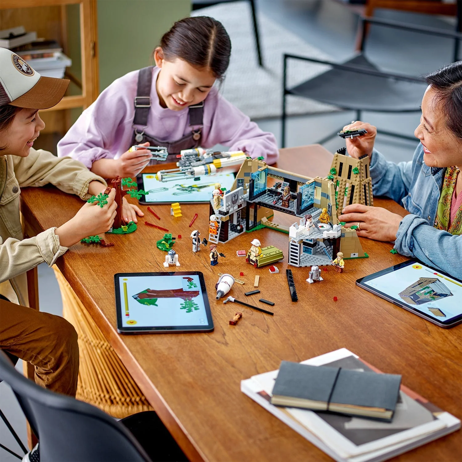 LEGO® Star Wars™ Yavin 4 Rebel Base - Image 10