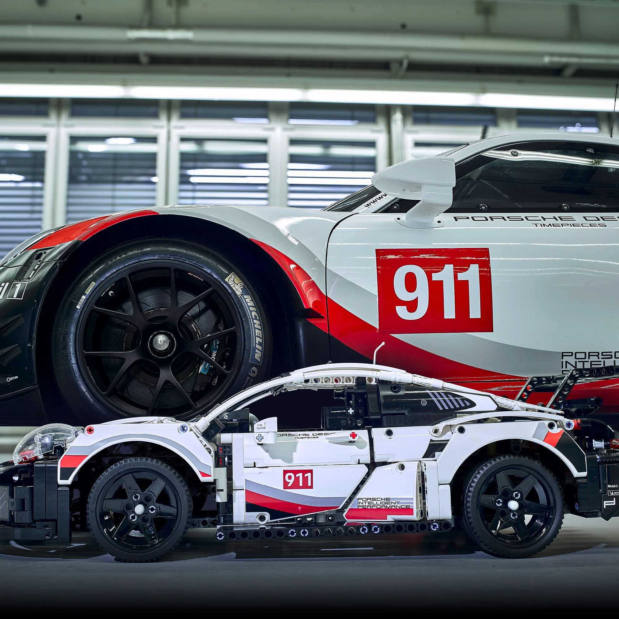 LEGO® Technic™ 42096 Porsche 911 RSR - Image 8