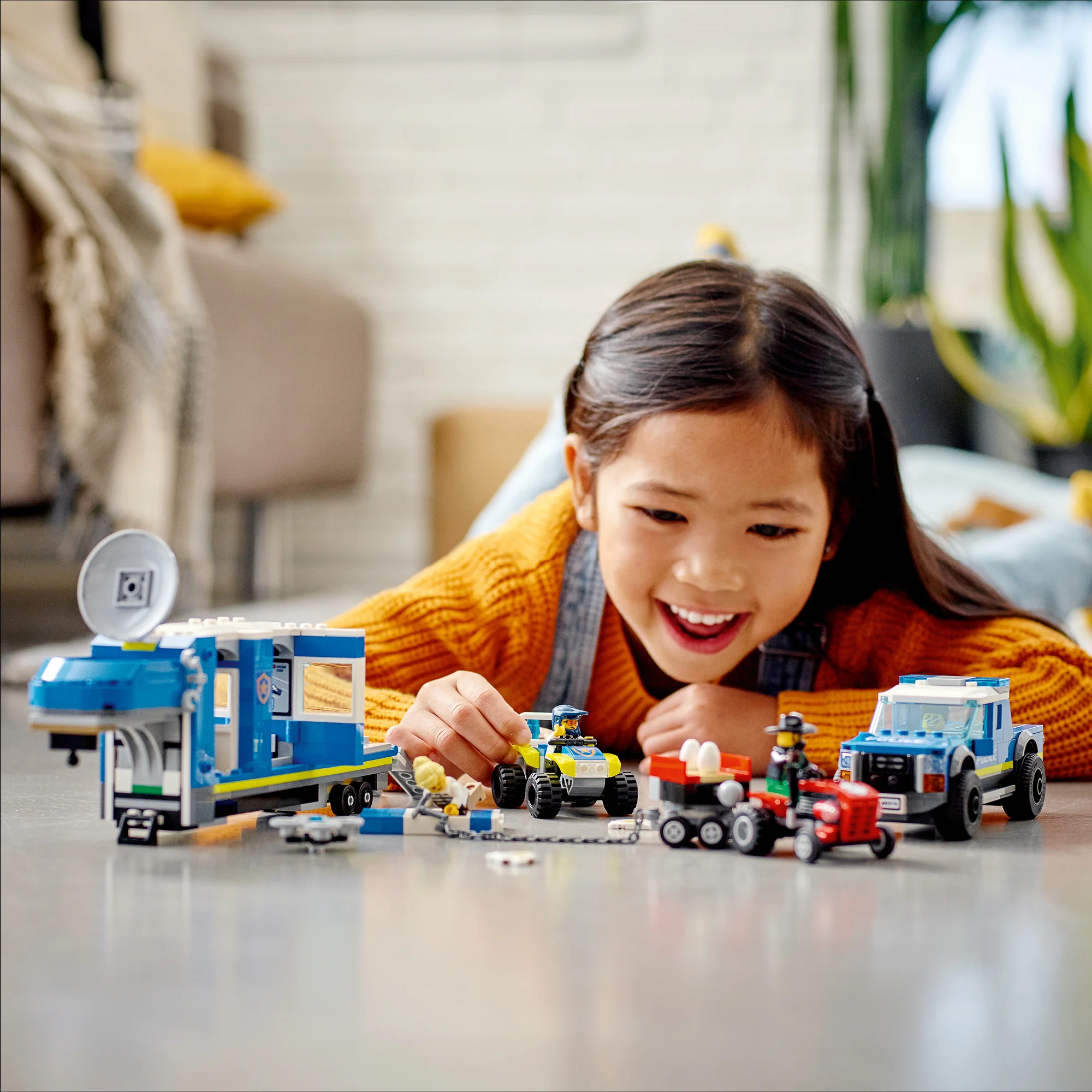 LEGO® City Police Mobile Command Truck - Image 3